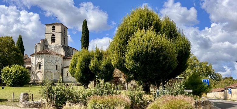 Bourg-Charente, Village de Pierres et de Vignes