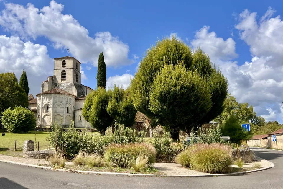 Bourg-Charente, Village de Pierres et de Vignes