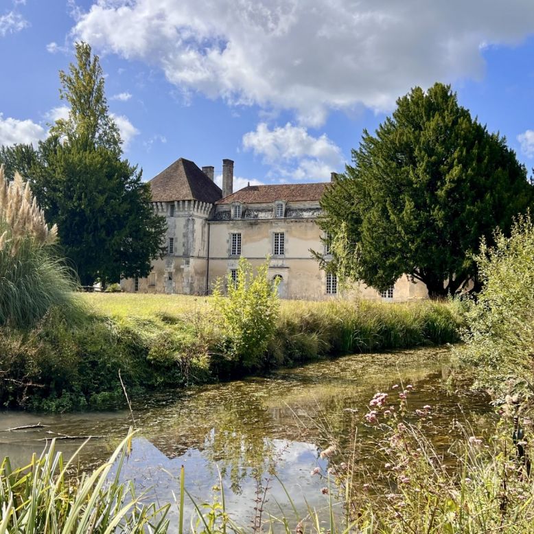 Lignières-Sonneville, Village de Pierres et de ...