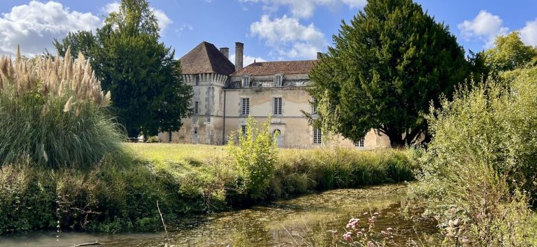 Lignières-Sonneville, Village de Pierres et de ...