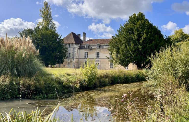 Lignières-Sonneville, Village de Pierres et de ...