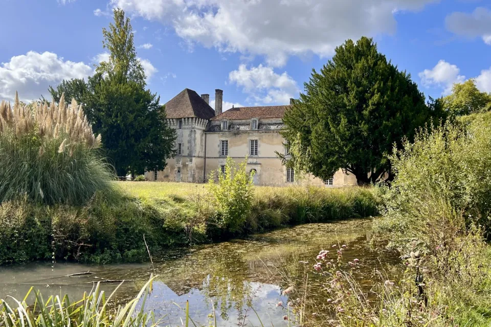 Lignières-Sonneville, Village de Pierres et de ...