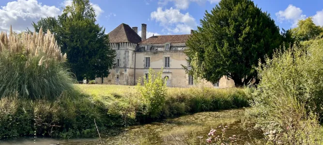 Lignières-Sonneville, Village de Pierres et de ...