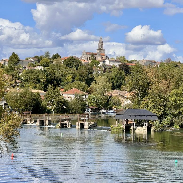 Saint-Simeux, Village de Pierres et de Vignes