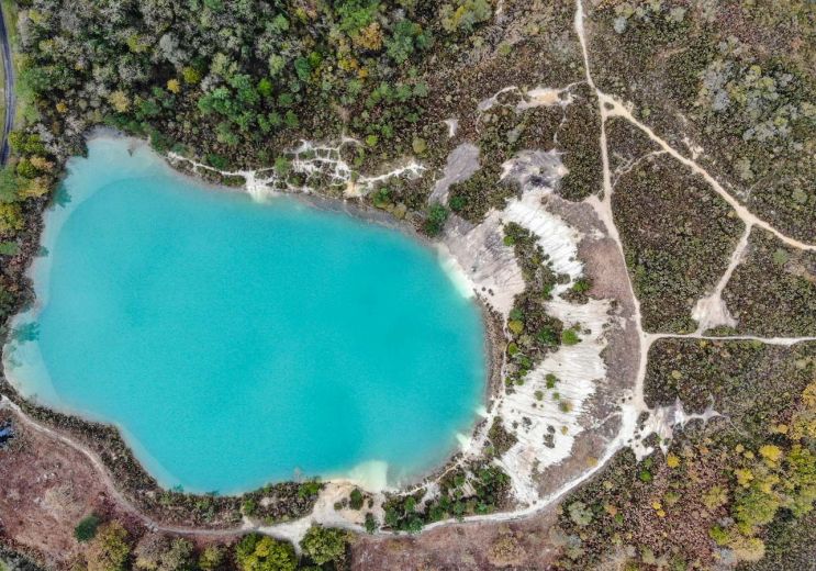 The unusual walk of the Blue Lakes of Touvérac