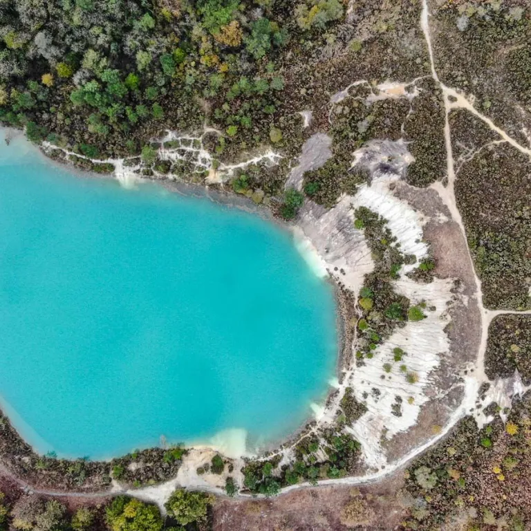 The unusual walk of the Blue Lakes of Touvérac
