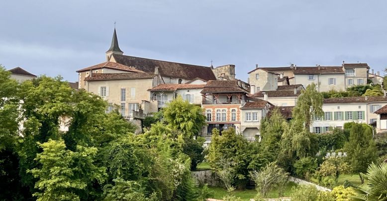 Visit Aubeterre-sur-Dronne, a jewel in the sou ...