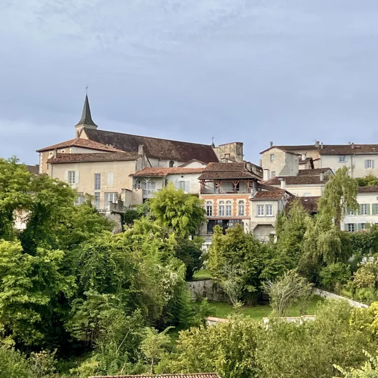 Visiter Aubeterre-sur-Dronne, un joyau du sud ...